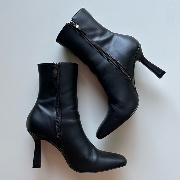 **SOLD** Nasty Gal BOX Square Toe Heeled Chelsea
Boots. Size 8 - Picture 6 of 7
